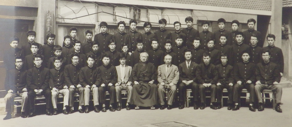 日大寮で会頭古田先生、総長桧山先生、前列左より6番目が私